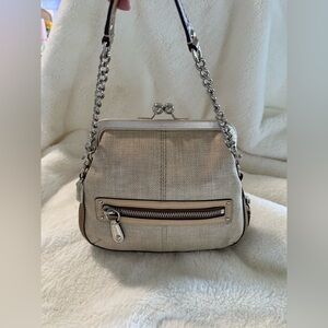 *AUTHENTIC* ‼️RARE‼️ 🩵Coach Kiss Lock EXPANDABLE Bag🩵
🍡PERFECT CONDITION🍡